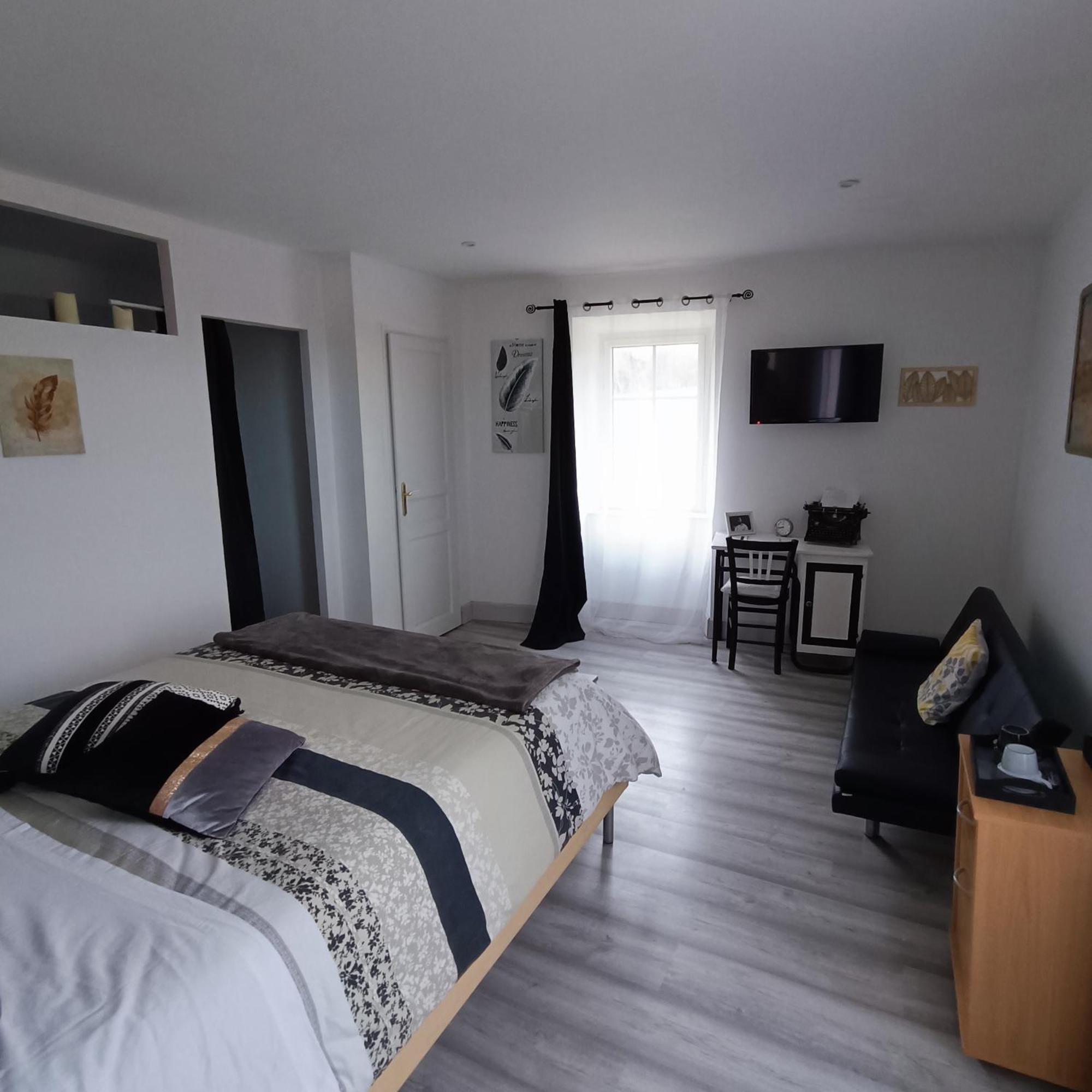 La Douce Parenthese B&B Entre Bois Et Champs 3 Chambres-Accueil Motards Montirat  Exterior foto